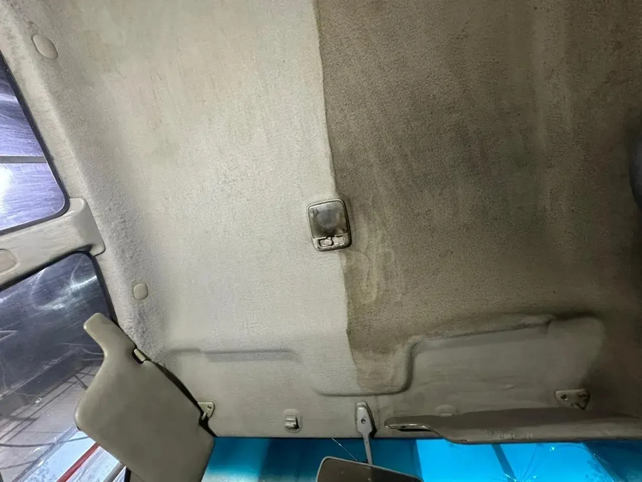 Химчистка потолка до/после